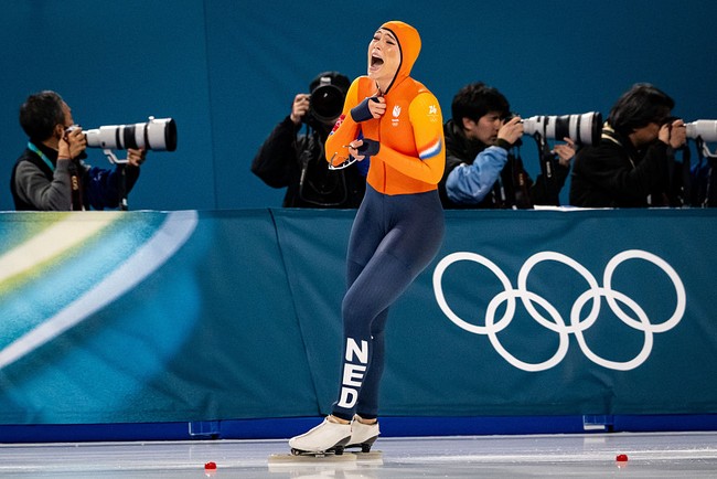 Jutta menuai kontroversi ketika memenangkan emas di nomor 1.000 meter beberapa waktu lalu. Ketika mengetahui dirinya juara, Jutta membuka atributnya, termasuk topi dan atasan. Foto: Anadolu via Getty Images/Anadolu