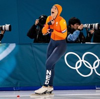 Jutta menuai kontroversi ketika memenangkan emas di nomor 1.000 meter beberapa waktu lalu. Ketika mengetahui dirinya juara, Jutta membuka atributnya, termasuk topi dan atasan. Foto: Anadolu via Getty Images/Anadolu