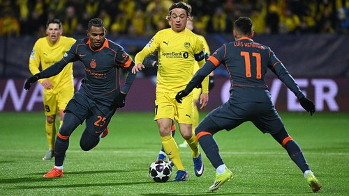 BODO, NORWAY - FEBRUARY 18: Patrick Berg of Bodo/Glimt on the ball whilst under pressure from Manuel Akanji and Luis Henrique of FC Internazionale Milano during the UEFA Champions League 2025/26 League Knockout Play-off First Leg match between FK Bodo/Glimt and FC Internazionale Milano at Aspmyra Stadion on February 18, 2026 in Bodo, Norway. (Photo by David Lidstrom - UEFA/UEFA via Getty Images)