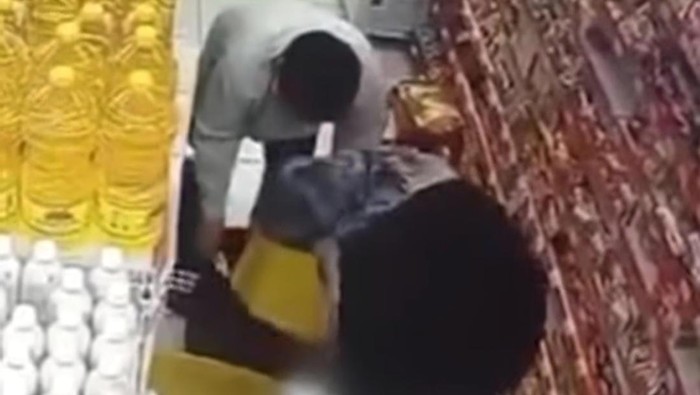 Aksi pencuri di minimarket Cibinong terekam CCTV (tangkapan layar)