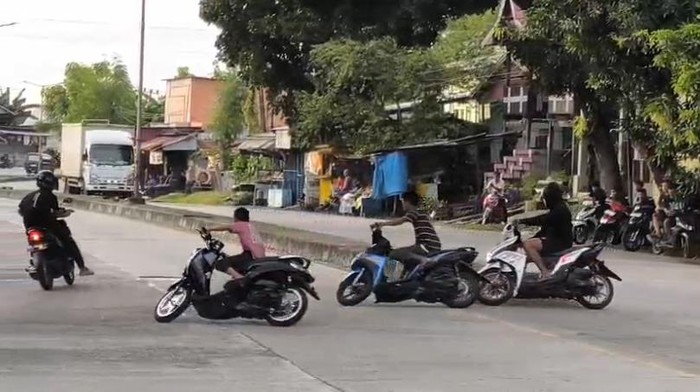 Aktivitas balap liar di Jalan Poros Parepare-Barru.