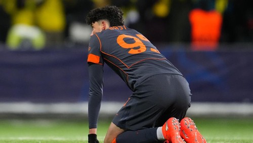BODO, NORWAY - FEBRUARY 18: Alessandro Bastoni of FC Internazionale Milano reacts after Kasper Hogh of Bodo/Glimt (not pictured) scores his teams third goal during the UEFA Champions League 2025/26 League Knockout Play-off First Leg match between FK Bodo/Glimt and FC Internazionale Milano at Aspmyra Stadion on February 18, 2026 in Bodo, Norway. (Photo by Martin Ole Wold/Getty Images)