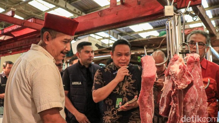 Petugas Satgas Pangan dari Polda Metro Jaya bersama Badan Pangan Nasional dan Perum Bulog meninjau harga bahan pokok di Pasar Koja, Jakarta Utara, Kamis (19/2/2026).