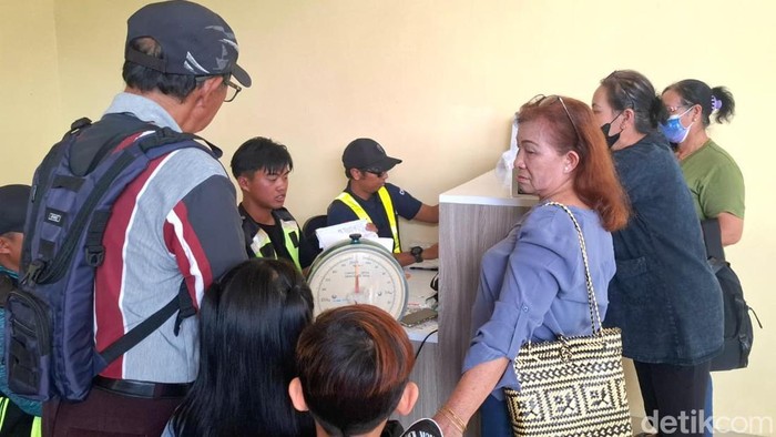 Antrean panjang di Bandara Yuvai Semaring, Krayan, Kabupaten Nunukan, Kalimantan Utara (Kaltara)
