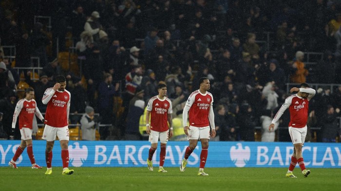 Soccer Football - Premier League - Wolverhampton Wanderers v Arsenal - Molineux Stadium, Wolverhampton, Britain - February 18, 2026  Arsenals Gabriel Jesus, Arsenals William Saliba and Arsenals Gabriel Magalhaes react after Wolverhampton Wanderers Tom Edozie scored their second goal Action Images via Reuters/Peter Cziborra EDITORIAL USE ONLY. NO USE WITH UNAUTHORIZED AUDIO, VIDEO, DATA, FIXTURE LISTS, CLUB/LEAGUE LOGOS OR LIVE SERVICES. ONLINE IN-MATCH USE LIMITED TO 120 IMAGES, NO VIDEO EMULATION. NO USE IN BETTING, GAMES OR SINGLE CLUB/LEAGUE/PLAYER PUBLICATIONS. PLEASE CONTACT YOUR ACCOUNT REPRESENTATIVE FOR FURTHER DETAILS..