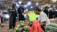 Blewah dan timun suri menjadi pilihan favorit karena rasanya yang segar dan mudah diolah menjadi minuman manis untuk berbuka puasa.