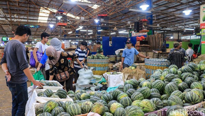 Memasuki awal bulan Ramadan 1447 Hijriah, penjualan blewah dan timun suri di Pasar Induk Kramat Jati, Jakarta, mengalami peningkatan signifikan. Dua komoditas buah musiman tersebut laris manis seiring tingginya kebutuhan masyarakat akan menu takjil untuk berbuka puasa.