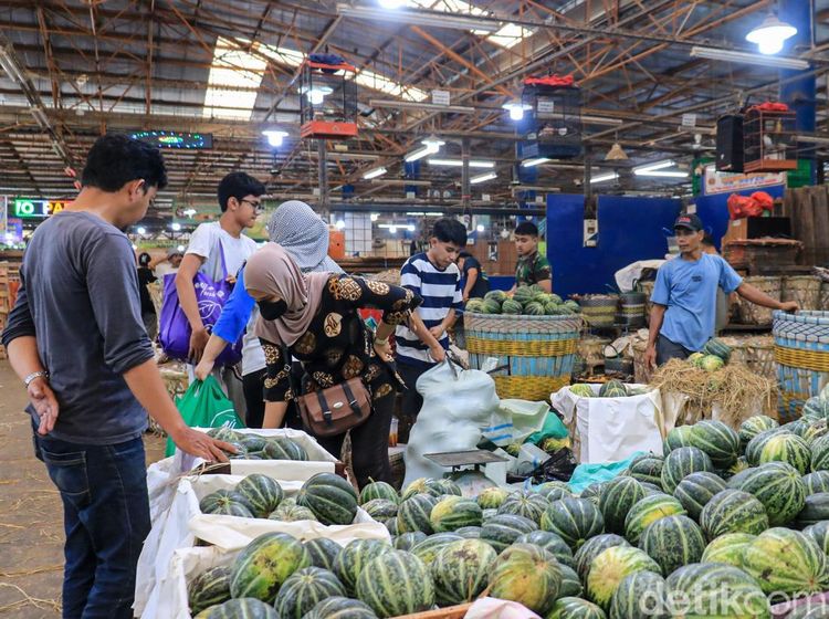 Awal Ramadan, Penjualan Blewah dan Timun Suri Laris Manis