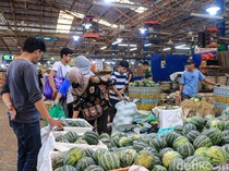 Awal Ramadan, Penjualan Blewah dan Timun Suri Laris Manis