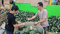 Harga blewah di pasar grosir berada di kisaran Rp 10.000 hingga Rp 12.000 per kilogram.