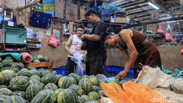 Memasuki awal bulan Ramadan 1447 Hijriah, penjualan blewah dan timun suri di Pasar Induk Kramat Jati, Jakarta, mengalami peningkatan signifikan. Dua komoditas buah musiman tersebut laris manis seiring tingginya kebutuhan masyarakat akan menu takjil untuk berbuka puasa.