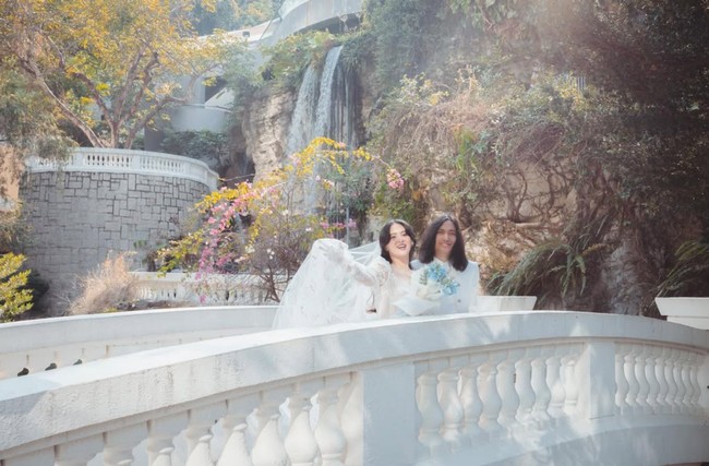 Bintang film ‘Home Sweet Loan’ ini menikah di luar negeri, tepatnya Hong Kong. Ayushita dan Gerald mengenakan busana putih dengan perpaduan gaya minimalis, vintage dan bohemian. Foto: Instagram/@ayushita