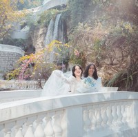 Bintang film ‘Home Sweet Loan’ ini menikah di luar negeri, tepatnya Hong Kong. Ayushita dan Gerald mengenakan busana putih dengan perpaduan gaya minimalis, vintage dan bohemian. Foto: Instagram/@ayushita