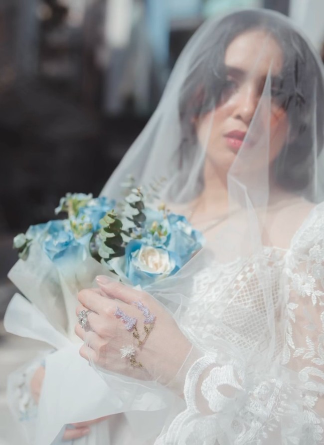 Dalam sejumlah foto yang dibagikan di media sosial, Ayushita tampil cantik dengan riasan soft romantic bernuansa pink-peach. Foto: Instagram/@ayushita