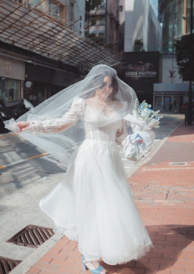 Rambut panjang Ayushita ditata bergelombang dan dikuncir tengah, dengan poni panjang yang membingkai cantik wajahnya. Foto: Instagram/@ayushita