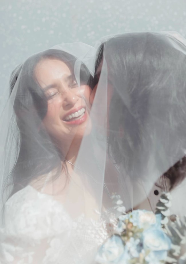 Ayushita tidak menggunakan jasa makeup artist. Ia memilih dandan sendiri dengan makeup tipis namun tetap terlihat segar. Foto: Instagram/@ayushita