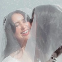 Ayushita tidak menggunakan jasa makeup artist. Ia memilih dandan sendiri dengan makeup tipis namun tetap terlihat segar. Foto: Instagram/@ayushita