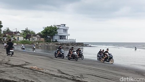 Balap liar yang meresahkan warga di pesisir Pantai Pengambengan, Kecamatan Negara, Jembrana, Bali, Kamis (19/2/2026). (I Putu Adi Budiastrawan/detikBali)