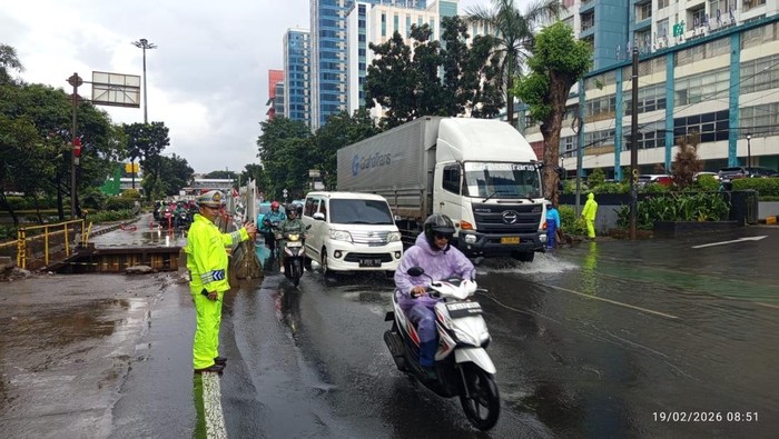 Banjir di Jl DI Panjaitan Jaktim Surut, Lalin ke Arah Cempaka Putih Macet