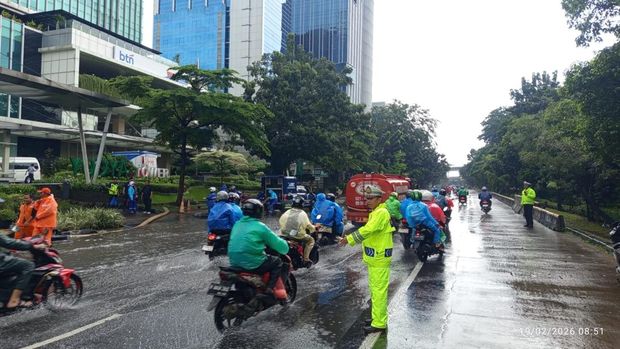 Banjir di Jl DI Panjaitan Jaktim Surut, Lalin ke Arah Cempaka Putih Macet Banjir di Jl DI Panjaitan Jaktim Surut, Lalin ke Arah Cempaka Putih Macet