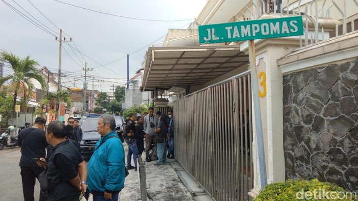 Bareskrim Polri geledah rumah di Jalan Tampomas, Sawahan, Surabaya
