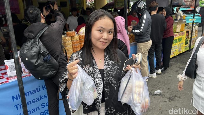 Bazar takjil di Benhil, Jakpus, mulai dipadati pengunjung pada hari pertama puasa. Pengunjung bukan hanya warga muslim saja, tetapi juga warga nonmuslim. (Adhfar AS/detikcom)