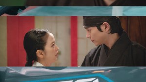 Setting masa lalu juga ada nih. Mirae ketemu dengan karakter yang dimainkan Kim Young Dae. (Foto: dok. Netflix)