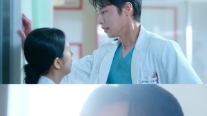 Dalam skenario berbeda, Mi Rae ketemu dokter ganteng yang diperankan Lee Jae Wook. (Foto: dok. Netflix)