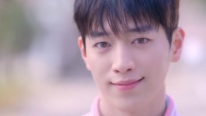 Ada juga momen Mi Rae dibikin terbuai penampilan anak kuliahan yang dimainkan Seo Kang Jun. (Foto: dok. Netflix)