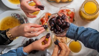 Jangan Asal Kenyang! Ini Cara Sahur dan Berbuka agar Energi Tahan Lama