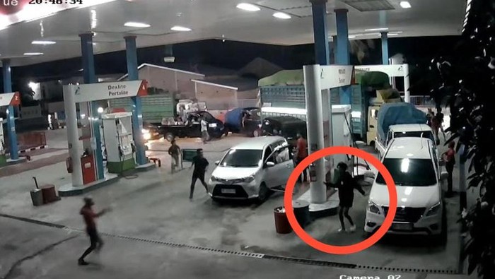 Remaja pria bernama Nabil (19) di Kabupaten Bulukumba, Sulawesi Selatan (Sulsel) tewas ditikam di SPBU Jalanjang dengan enam luka tikaman di tubuhnya.