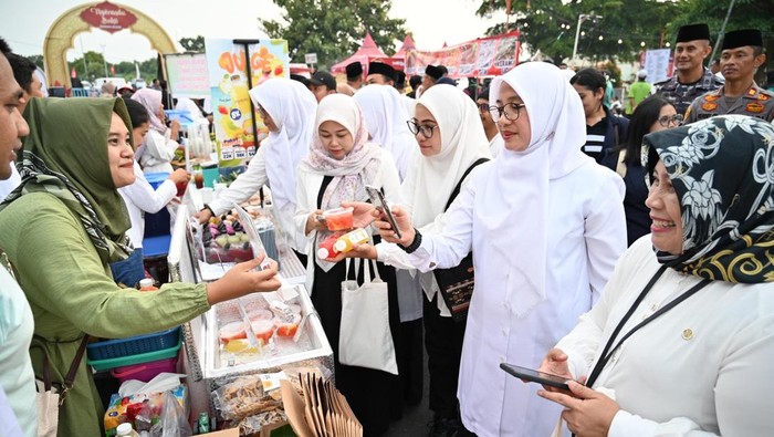 Bupati Banyuwangi Ipuk Fiestiandani ngerandu buko di Pasar Ramadan Pantai Marina Boom