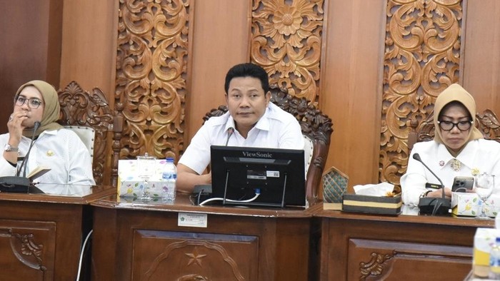 Bupati Sidoarjo Subandi saat menginstruksikan tentang perbaikan jalan.