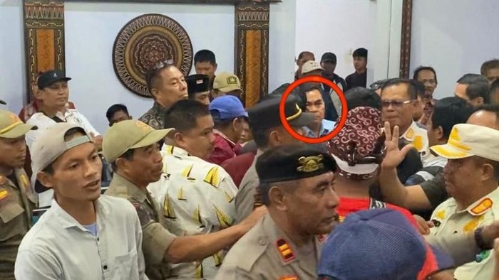 Bupati Tana Toraja Zadrak Tombeg nyaris diamuk massa demo.