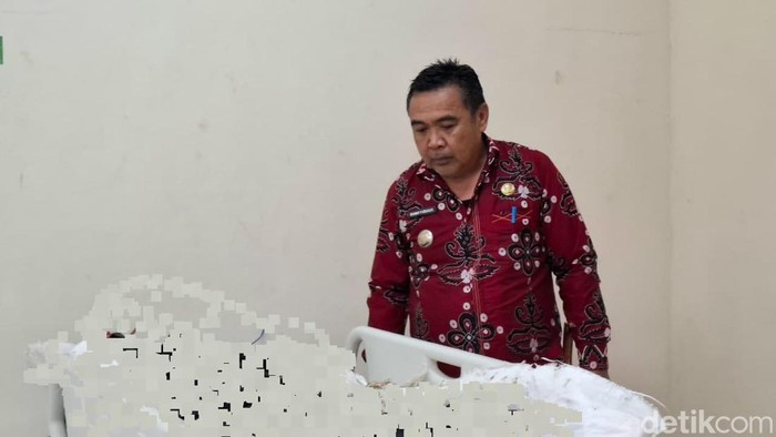 Camat Krayan, Roni Firdaus saat melihat jenazah pilot. (Oktavian Balang/detikKalimantan)