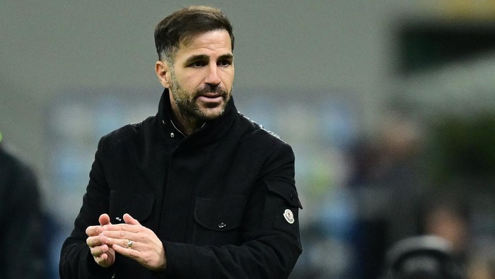 Soccer Football - Serie A - AC Milan v Como - San Siro, Milan, Italy - February 18, 2026 Como coach Cesc Fabregas reacts REUTERS/Daniele Mascolo