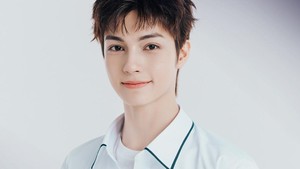 Charlie Mullis lahir pada 26 Mei 2007 dan memiliki darah campuran Inggris-Thailand. Sebelum menjadi trainee, ia aktif sebagai model dan aktor cilik. (Foto: dok. SM Entertainment/WeTV)
