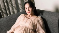 Kami menghargai setiap detik bersamamu dan menikmati momen-momen awal kebersamaan ini. Kau akan selalu menjadi sumber kebahagiaan terbesar kami. Satu-satunya bagi kami, Clea, tutupnya. Ini momen saat awal Chelsea mengumumkan kehamilannya. Foto: Instagram @chelseaislan