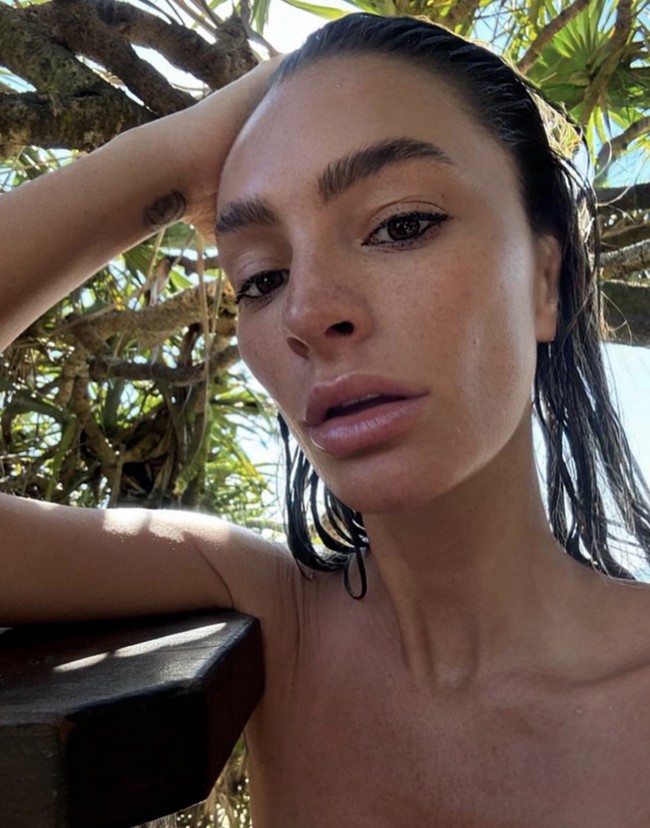 Menurut Dietze, pengalaman hidup di usia 30-an justru memberinya nilai lebih. “Saya menjaga diri saya dan sudah lama berada di industri modeling. Saya merasa ketika kita memasuki usia 30-an, kita telah melalui pengalaman hidup yang lebih berat dan kita bertumbuh. Saya punya sesuatu untuk dibagikan dan diberikan kembali,” katanya. Foto: dok. Instagram @christina_dietze