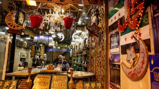 A vendor prepares trays of hot food at a street stall as Muslims prepare for the holy month of Ramadan in Damascus, Syria, February 18, 2026. REUTERS/Yamam Al Shaar
