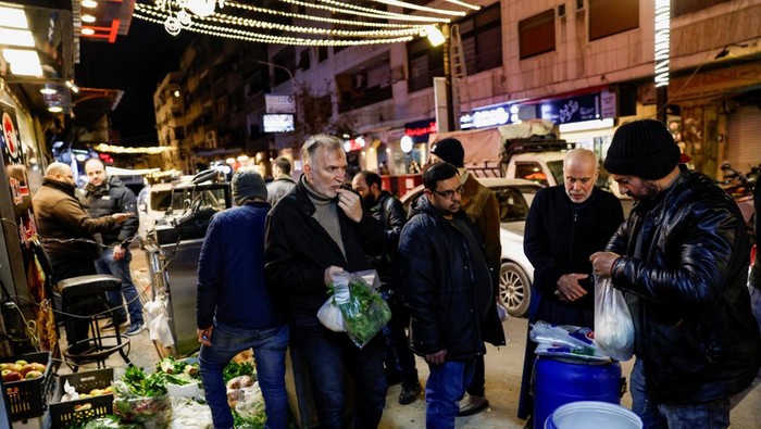 A vendor prepares trays of hot food at a street stall as Muslims prepare for the holy month of Ramadan in Damascus, Syria, February 18, 2026. REUTERS/Yamam Al Shaar