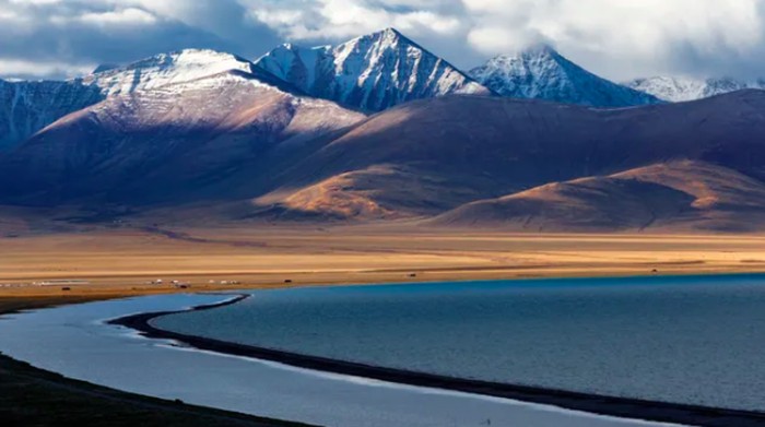 Danau Nam Co di Tibet. Wilayah ini dulunya merupakan rumah bagi danau-danau yang jauh lebih besar.