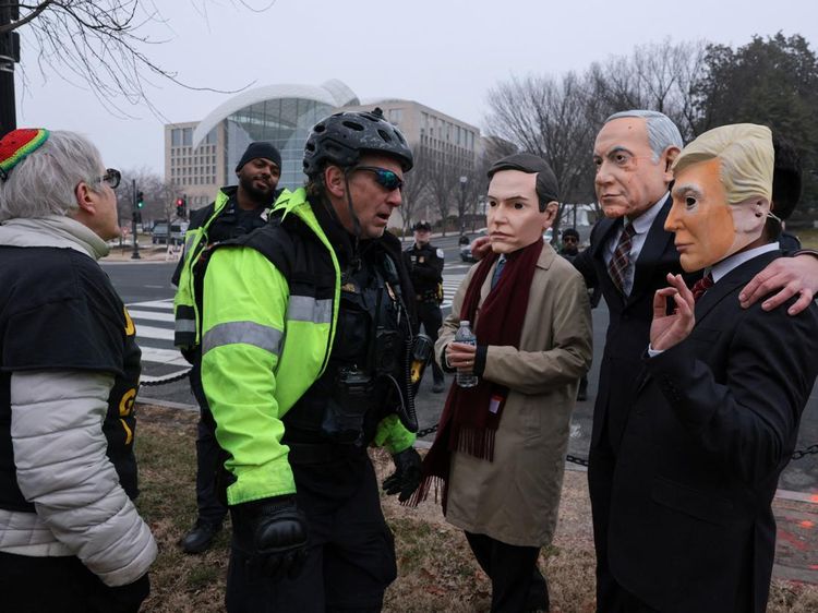 Demo Warnai Pertemuan Dewan Perdamaian, Isu Palestina Menggema di Washington
