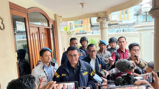 Direktur Tindak Pidana Ekonomi Khusus (Dirtipideksus) Bareskrim Brigjen Ade Safri Simanjuntak saat memimpin penggeledahan di Surabaya, Kamis (19/2/2026). Direktur Tindak Pidana Ekonomi Khusus (Dirtipideksus) Bareskrim Brigjen Ade Safri Simanjuntak saat memimpin penggeledahan di Surabaya, Kamis (19/2/2026).