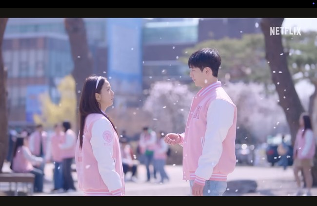 Netizen sontak heboh menyorot trailer drama Korea Boyfriend on Demand karena menampilkan Jisoo BLACKPINK kencan dengan delapan aktor tampan. Termasuk Seo Kang Joon yang menghadirkan vibes cinta pertama di SMA. Foto: dok. Netflix