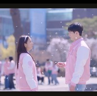 Netizen sontak heboh menyorot trailer drama Korea Boyfriend on Demand karena menampilkan Jisoo BLACKPINK kencan dengan delapan aktor tampan. Termasuk Seo Kang Joon yang menghadirkan vibes cinta pertama di SMA. Foto: dok. Netflix