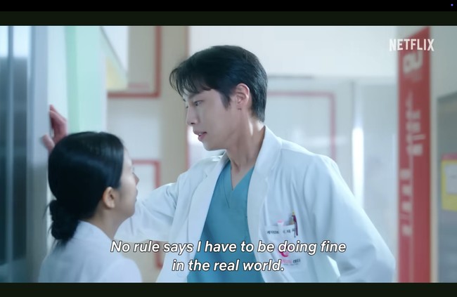 Adegan Jisoo BLACKPINK dan Lee Jae Wook dalam trailer tak kalah membuat jantung berdebar. Keduanya diceritakan sebagai rekan dokter. Sang aktor tiba-tiba menyatakan perasaan cintanya. Foto: dok. Netflix