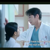 Adegan Jisoo BLACKPINK dan Lee Jae Wook dalam trailer tak kalah membuat jantung berdebar. Keduanya diceritakan sebagai rekan dokter. Sang aktor tiba-tiba menyatakan perasaan cintanya. Foto: dok. Netflix