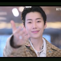 Meski tak diperlihatkan bersama Jisoo BLACKPINK, mantan personel 2PM, Jay Park juga hadir sebagai pacar virtualnya. Foto: dok. Netflix