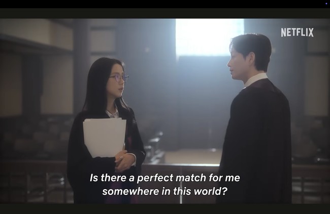Berkat program simulasi kencan virtual berbasis langganan, karakter Jisoo BLACKPINK bisa masuk ke dunia yang berbeda. Ia tampak memakai toga saat bertemu Lee Hyun Wook di ruang persidangan. Foto: dok. Netflix